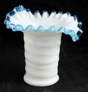 Jarrón de vidrio triangular Fenton Aqua Crest azul pálido de 5,5 pulgadas de altura - Imagen 1 de 4