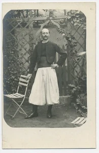 BP733 Carte Photo vintage card RPPC Homme Militaire jardin extérieur - Imagen 1 de 2