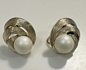 Vtg Lisner Faux Pearl Earrings Silver Tone Swirl Mid Century Screw Back Signed - Picture 1 of 7