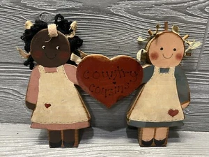 Country Cousins Holz Wandbehang rustikal Mädchen 7,5 "x 10" Handarbeit Handarbeit Vintage - Bild 1 von 7