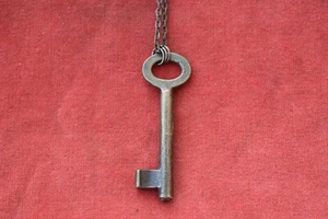 Vintage Old Necklace Key 100% Vintage Real Bronze Skeleton Key 1950/1960 years - Picture 1 of 6