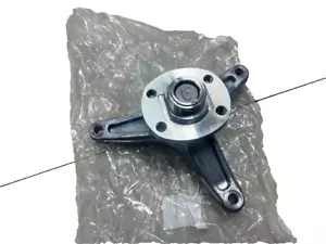 Genuine NEW LAND ROVER Engine Cooling Fan Pulley Bracket LR121782 - Picture 1 of 3