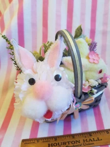 Cesta de conejo de Pascua flocada de chenilla vintage escena de flores de primavera hecha a mano artesanal - Imagen 1 de 8