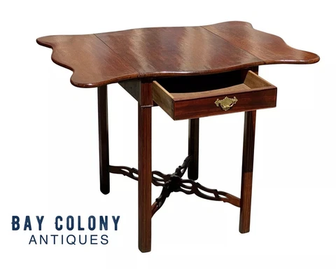 20TH C ANTIQUE CHIPPENDALE MAHOGANY DROP LEAF PEMBROKE TABLE W/ SERPENTINE TOP Cover