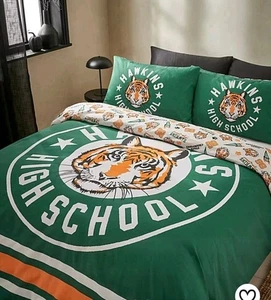 Set piumone matrimoniale/re Stranger Things Hawkin High School Easycare - Foto 1 di 3