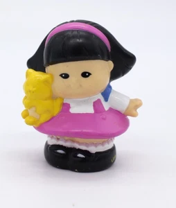 Fisher Price Little People Sonya Lee Niña Con Gatito Amarillo Figura Gato - Imagen 1 de 5