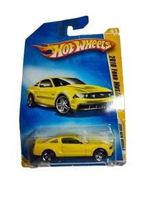 Ford Mustang GT 2010 1/64 amarillo Hot Wheels - Imagen 1 de 7