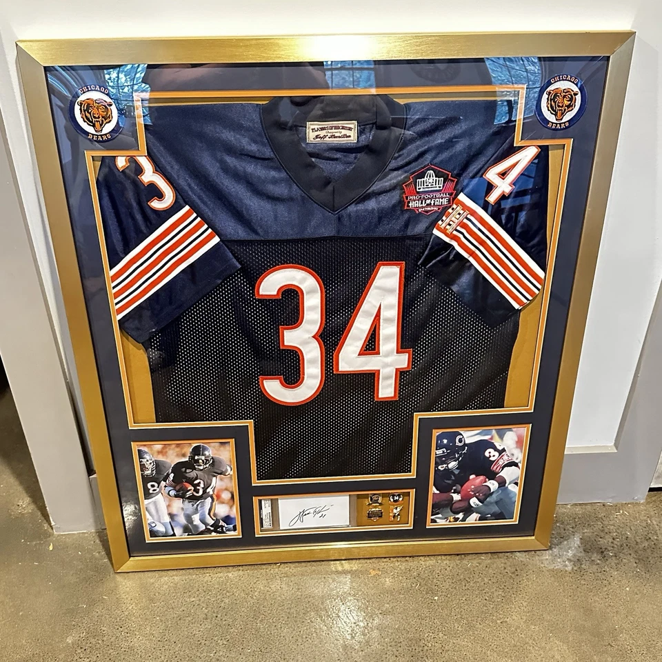 Se presenta una camiseta de fútbol Nike de Walter Payton enmarcada de los Chicago Bears Foto 1 de 1