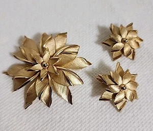  TRIFARI BRUSHED GOLD-TONE LAYERED POINSETTIA FLOWER BROOCH EARRINGS SET *NICE* - Picture 1 of 10