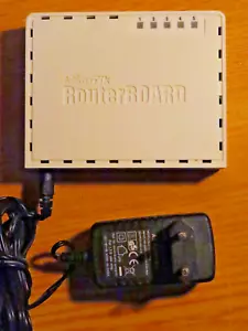 Router Mikrotik "Routerboard 750GL" con alimentador - Imagen 1 de 3