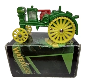 Tractor Waterloo Boy diecast Ertl John Deere 1914-1923 con caja escala 1:64 2940G - Imagen 1 de 9