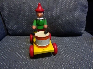 Bioi Wood Pinocchio playing Drum Pull toy with Green Shirt - Picture 1 of 5
