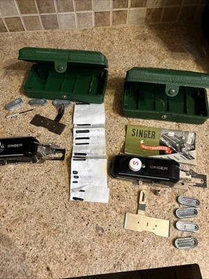 (2) Máquina de costura vintage Singer Buttonholer acessório com modelos estojo manual - Imagem 1 de 4