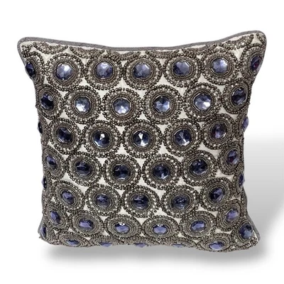 Almohada con cuentas adornada con piedras periwinkle blanco perla espalda con cremallera Foto 1 de 4