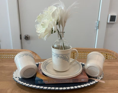 Té para tres-mesas paisaje con 3 tazas 3 platos pequeños, plato, libro y buzón Foto 1 de 4