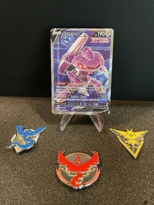 Genesect V (Full Art) 254/264 Swsh08: Fusion Strike Holo - Foto 1 di 2