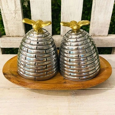 Salero y pimentero de metal colmena abeja con base de madera Foto 1 de 3