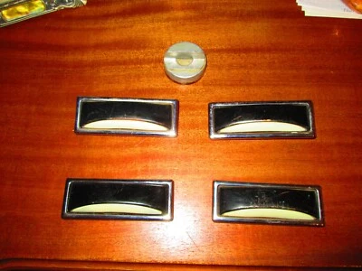 Cuatro carcasas de luces de cortesía Cadillac Fleetwood 60 1960 puerta especial.  Muy raro Foto 1 de 2