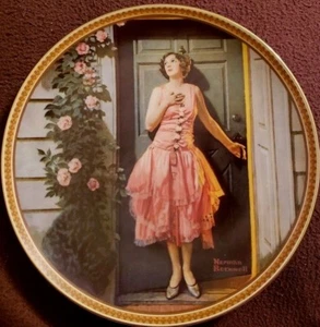Plato decorativo de 81⁄2"" para mujer Norman Rockwell redescubierto de pie en la puerta - Imagen 1 de 4