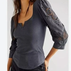 Free People Brunch Date Spitzendetail Top S Small grau Bluse Spitze Puffärmel - Bild 1 von 7