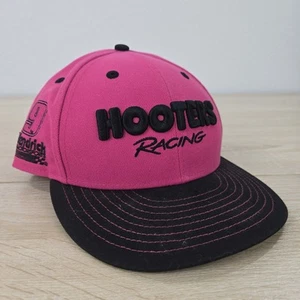 New Era Nascar Hooters Racing Herrenmütze pink schwarz verstellbar Einheitsgröße Druckknopflasche Kappe - Bild 1 von 7