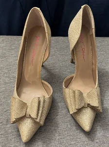Zapatos de tacón alto Betsey Johnson para mujer con moño brillante D'Orsay dorados talla 9M - Imagen 1 de 9