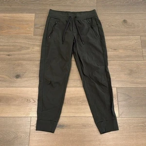 Pantaloni attivi ATHLETA Mountain Olive Trekkie North Jogger escursionismo sentiero taglia 4 - Foto 1 di 12