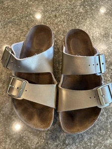 Sandalias Birkenstock Arizona Doradas Doble Correa 37 Mujer’s 6 Sin Cordones - Imagen 1 de 8