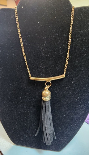 VETEMENTS Collana color oro con barra tubolare e nappa in pelle. Senza marchio