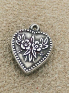 VINTAGE STERLING AUFGEBLÄHTES HERZ CHARM - zwei Blumen & Blätter mit Perlenrand - Bild 1 von 2