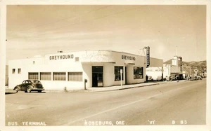 Terminal de autobuses de Roseburg Oregon de 1930 Texaco autos ocupación RPPC postal 25-9336 - Imagen 1 de 2