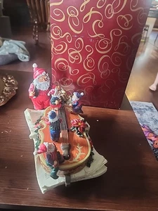 Animierter Weihnachtsmann und Elfen auf Geige. Von: SF Music Box Company - Bild 1 von 5