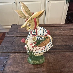 Vintage Abt. 56 handgeschnitzte Holz Oster Figur Frau Hase Kaninchen Garten Tulpen - Bild 1 von 6