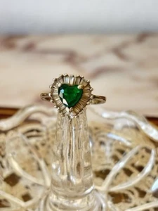 Anello Vintage in argento 925 con Cuore Verde Smeraldo e Taglio a Raggi - Foto 1 di 6