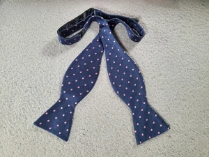 Jos A Bank Fliege blau rosa gepunktet selbstbindend Seidenkrawatte gebraucht - Bild 1 von 7