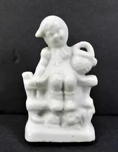 Estatuilla vintage de niña con cesta en valla blanca maciza cerámica de alto brillo Japón - Imagen 1 de 11