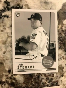 Topps Archives 2019 Snapshots tarjeta de novato blanco negro gemelos Kohl Stewart #as-ks - Imagen 1 de 1