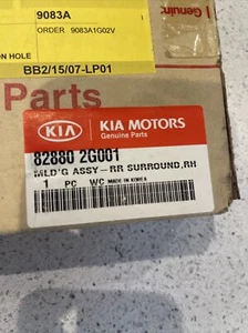 Modanatura guarnizione superiore porta posteriore sinistra Kia Optima 2010 OEM 828702G001 - Foto 1 di 2