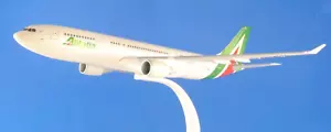 HERPA 610933-001 Aereo modello Airbus A330-200 compagnia Alitalia 1:200 Snap-Fit - Foto 1 di 13