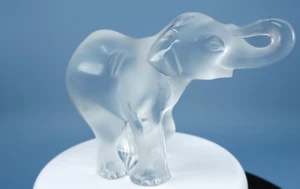 Sculpture éléphant en verre Lalique, presse papier, France tronc 4,75" - Photo 1/8
