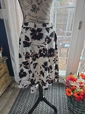 Falda Adrienne Vittadini Negra/Blanca/Rosa Floral Línea A Con Bolsillos Foto 1 de 4