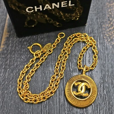 Colgante collar cadena vintage redondo logotipos CC chapado en oro Chanel #875c en relieve Foto 1 de 4