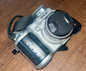 Sony CD Mavica MVC-CD250 Digital Camera 2.0MP W/Charger - No Battery Included - Picture 1 of 5