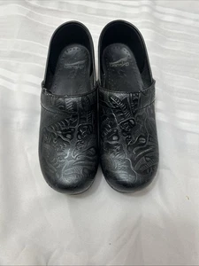 Zoccolo donna Dansko Pro XP nero in pelle con lavorazione floreale goffrata taglia 38 - Foto 1 di 10