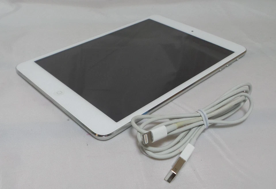 Apple iPad A1458 16GB Wi-Fi Retina - 4th Generation - White (MD513LL/A) - Image 1 of 1