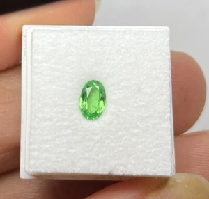 Facettierter TSAVORIT(0.28 cts.) Faceted Tsavorite , Mint Garnet, Tansania - Picture 1 of 2