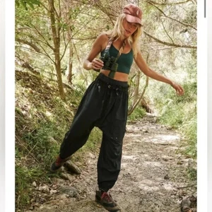 Nuevos Pantalones Sueltos Free People Spring Trekker Carga en Negro Movimiento FP Talla S - Imagen 1 de 10