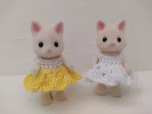 Lote De Ropa Para animales calico critters vestidos ganchillo Sylvanian familia - Imagen 1 de 2
