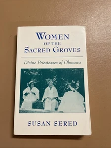 WOMEN OF THE SACRED GROVES: DIVINE PRIESTESSES OF OKINAWA By Susan Sered - Imagen 1 de 10