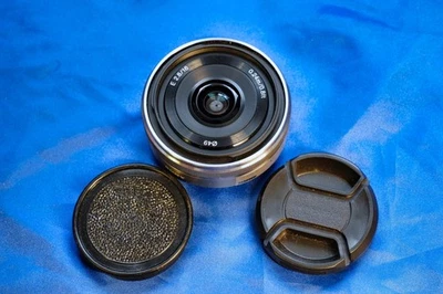 Lente gran angular Sony SEL SEL16F28 16 mm f/2,8 AF MF para cámaras Sony APS-C Foto 1 de 4